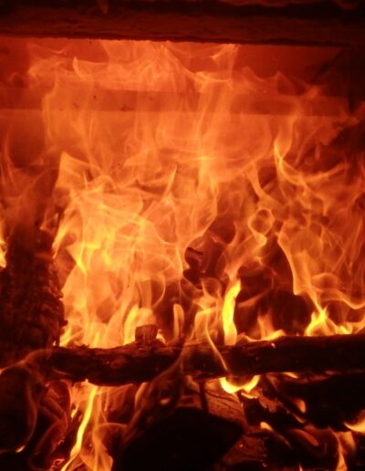 Feu dans un poêle de masse