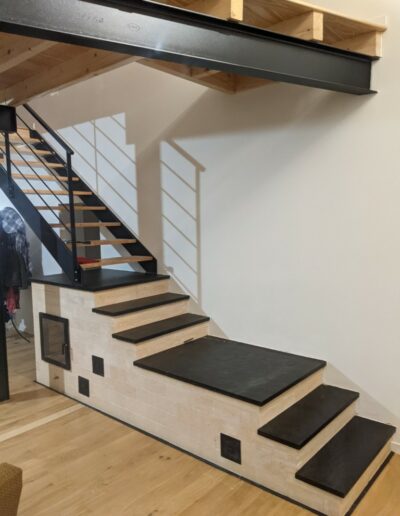 Poêle de masse escalier