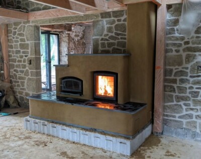 Chantier poêle de masse à Essertines-en-Châtelneuf
