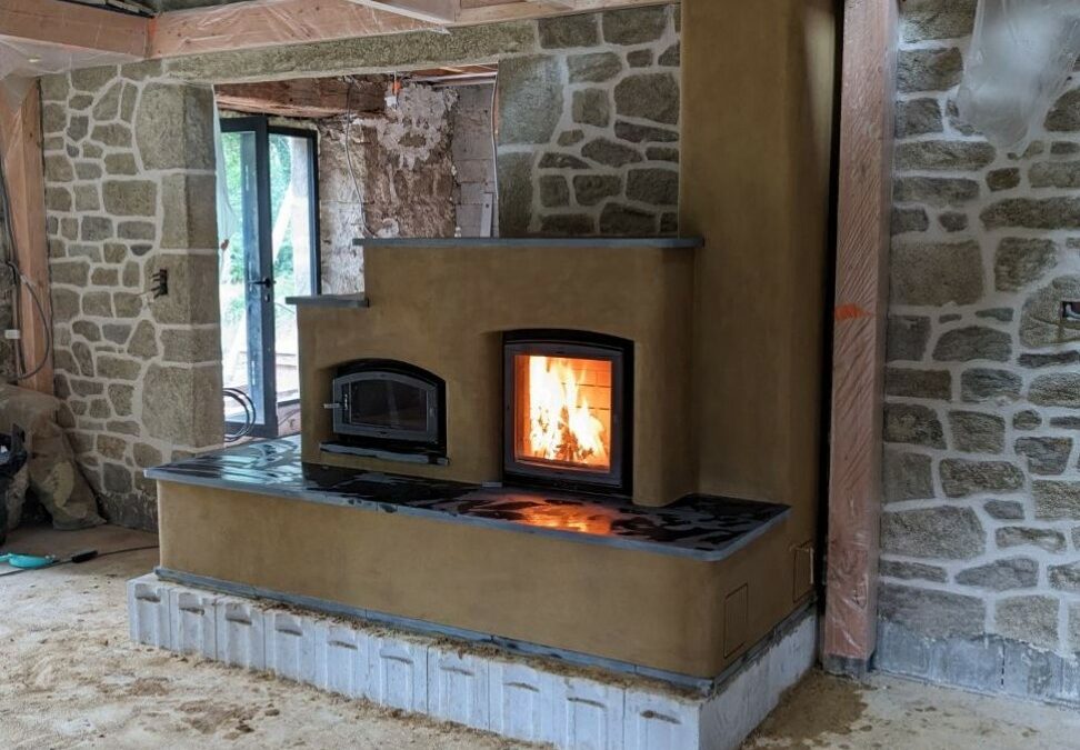 Chantier poêle de masse à Essertines-en-Châtelneuf