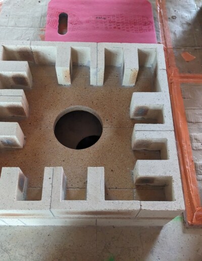 Base du foyer, brique débouchée pour permettre le passage d'air vers les colonnes d'injection