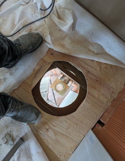 ouverture du plancher pour passage du conduit de fumée
