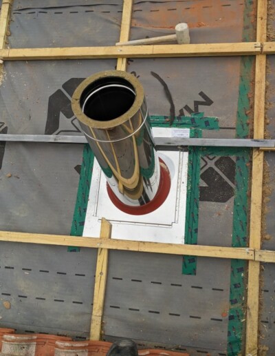 Plaque d'étanchéité pour liaison du conduit avec le part pluie